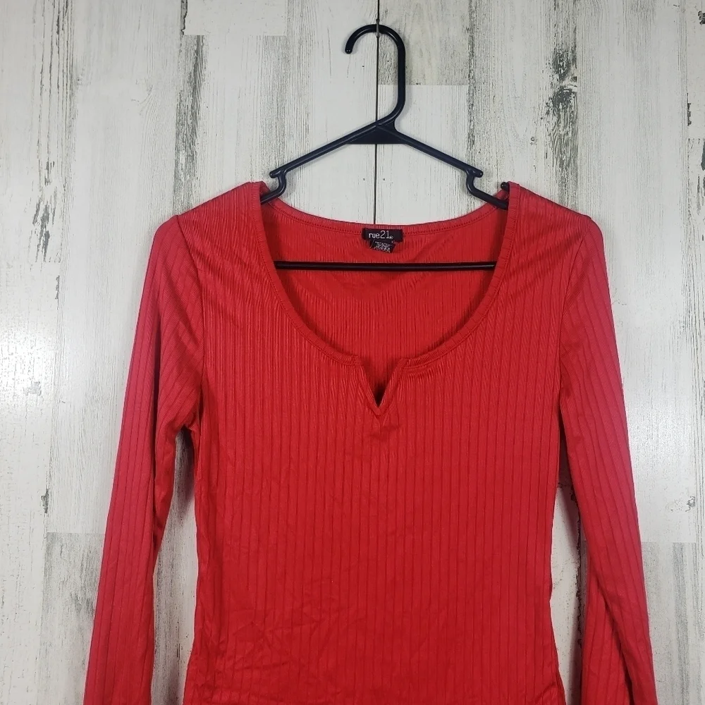rue21 red long sleeve scoop neck shirt women's size medium